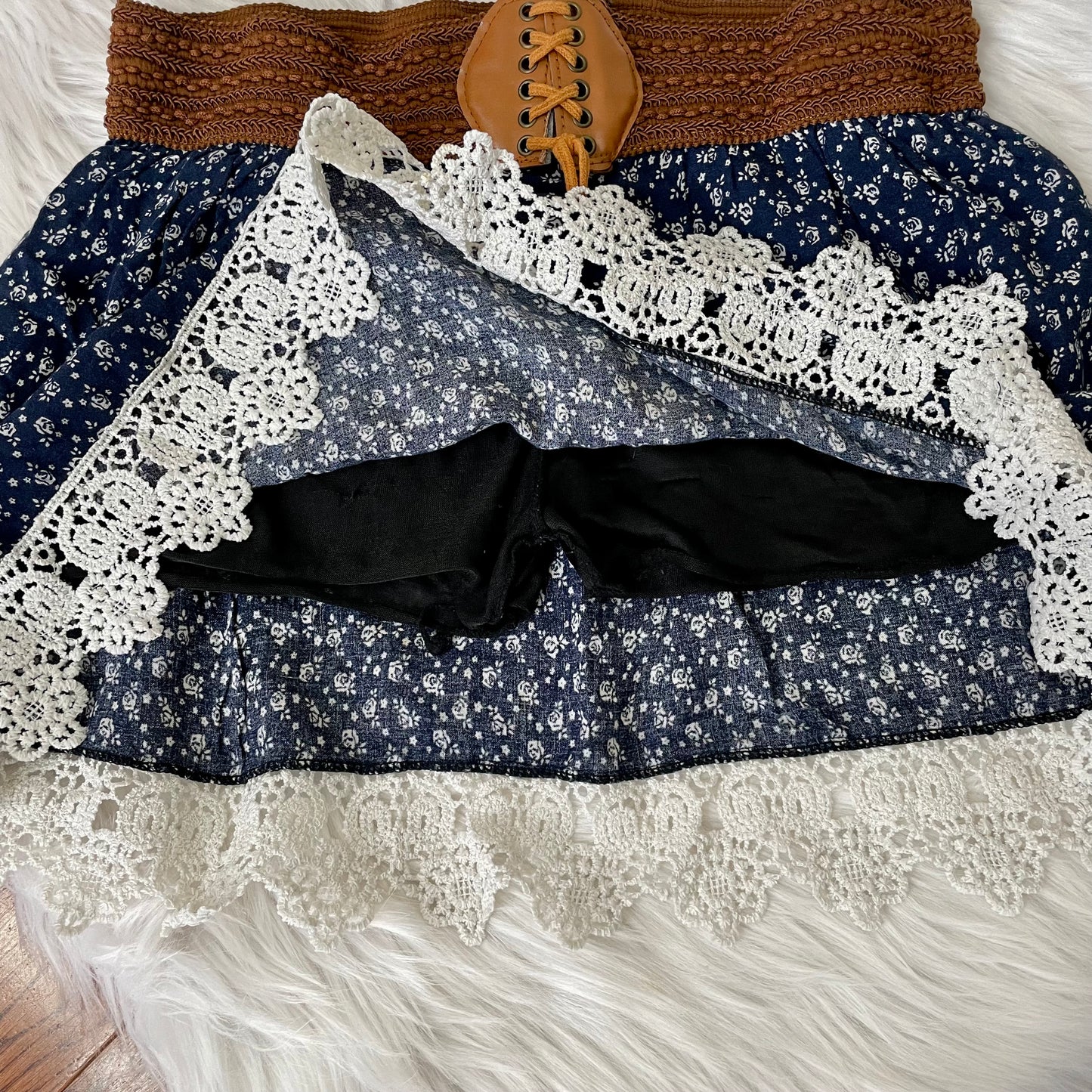 y2k boho floral mini skirt with belt M