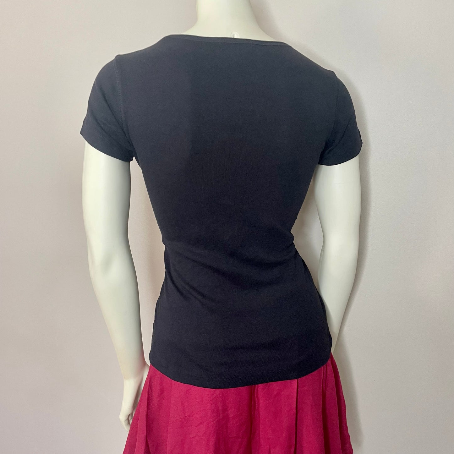 mango black logo baby tee XS