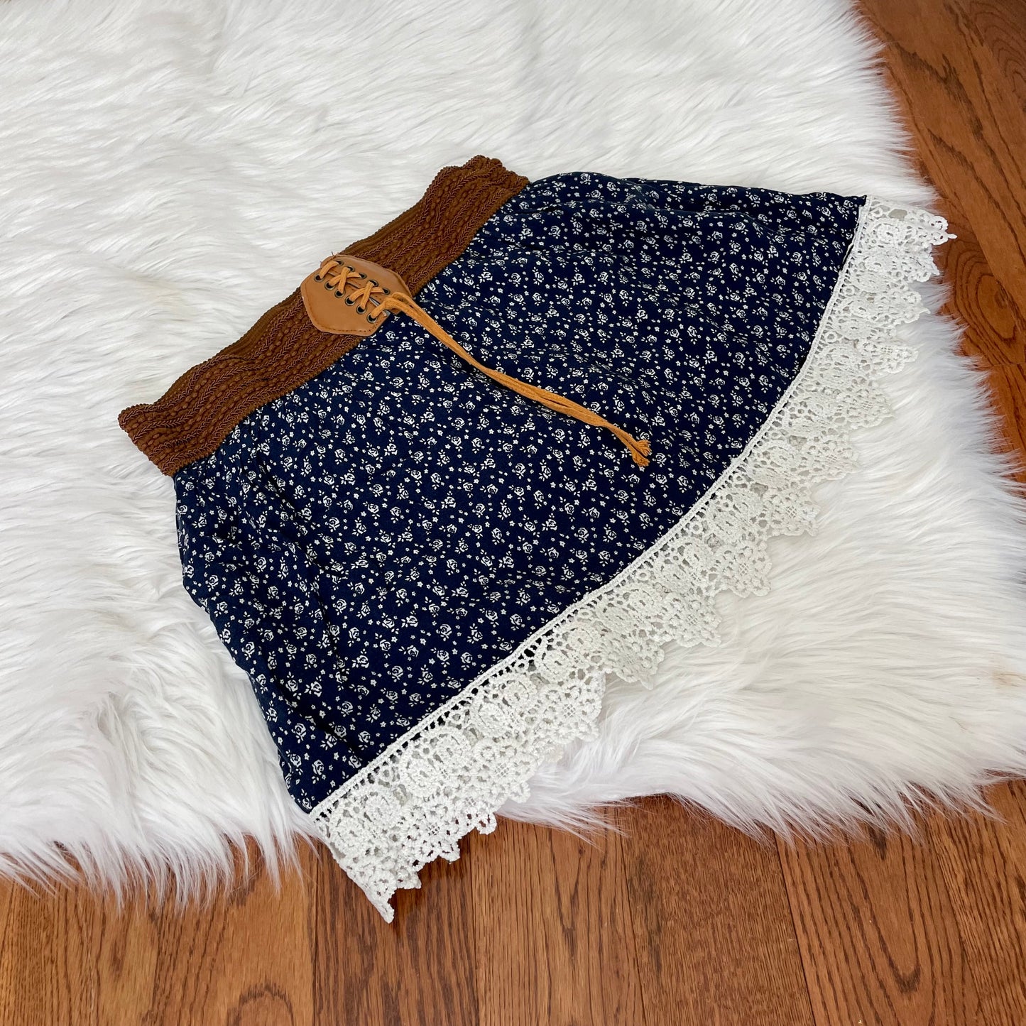 y2k boho floral mini skirt with belt M